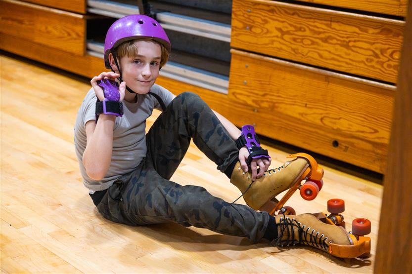 Lipscomb Elementary students skate in PE